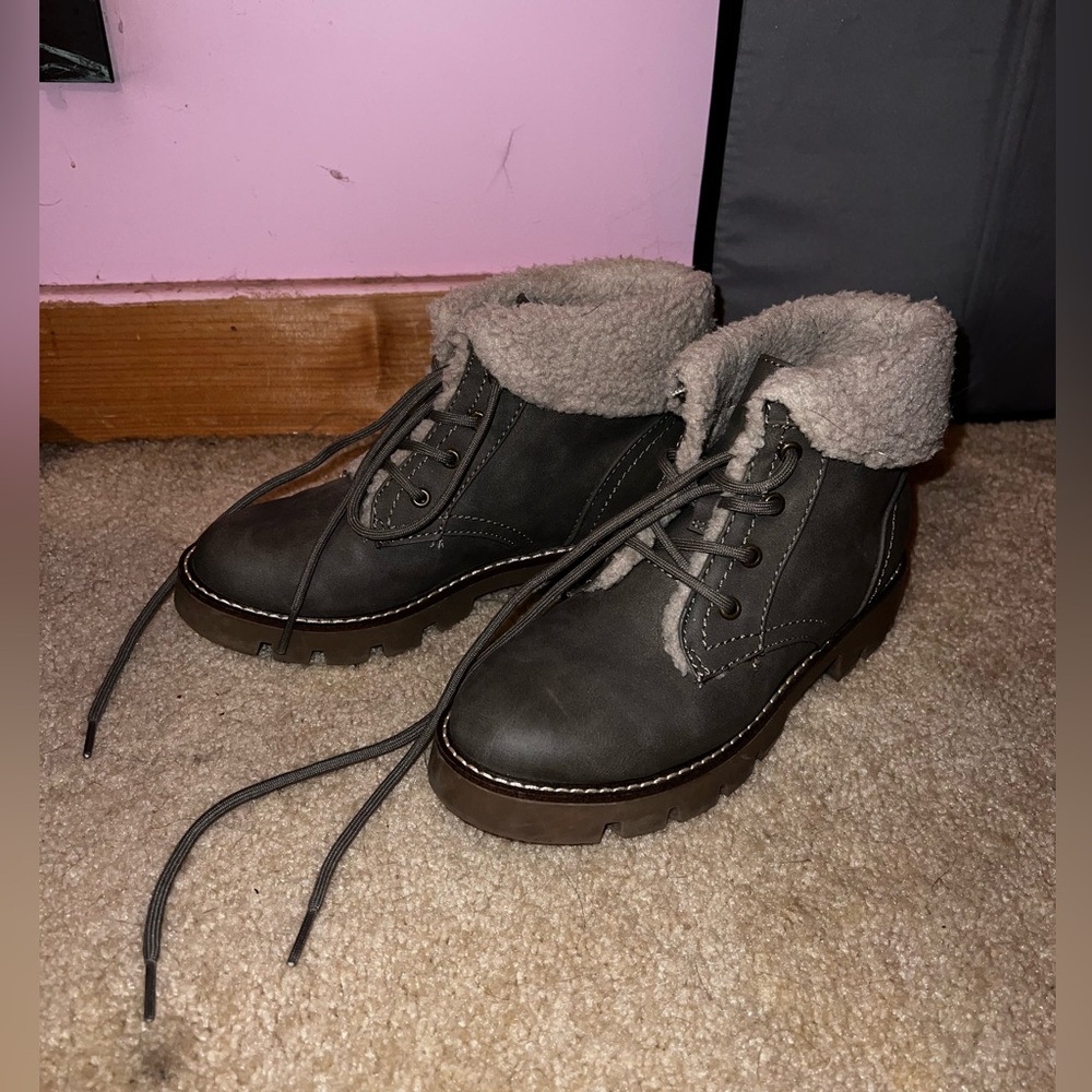 Lace-Up Boots with Cream Fur Lining